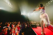 花道で踊るアルティメット ミキ。（撮影：白石達也）