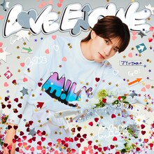M!LKのミニアルバムのタイトルは「LOVE ENG!NE」、ジャケにチャリに乗ったM!LK