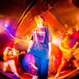 快速東京が8年ぶりの新作「フツー」発表、3曲収録なのに総尺4分未満