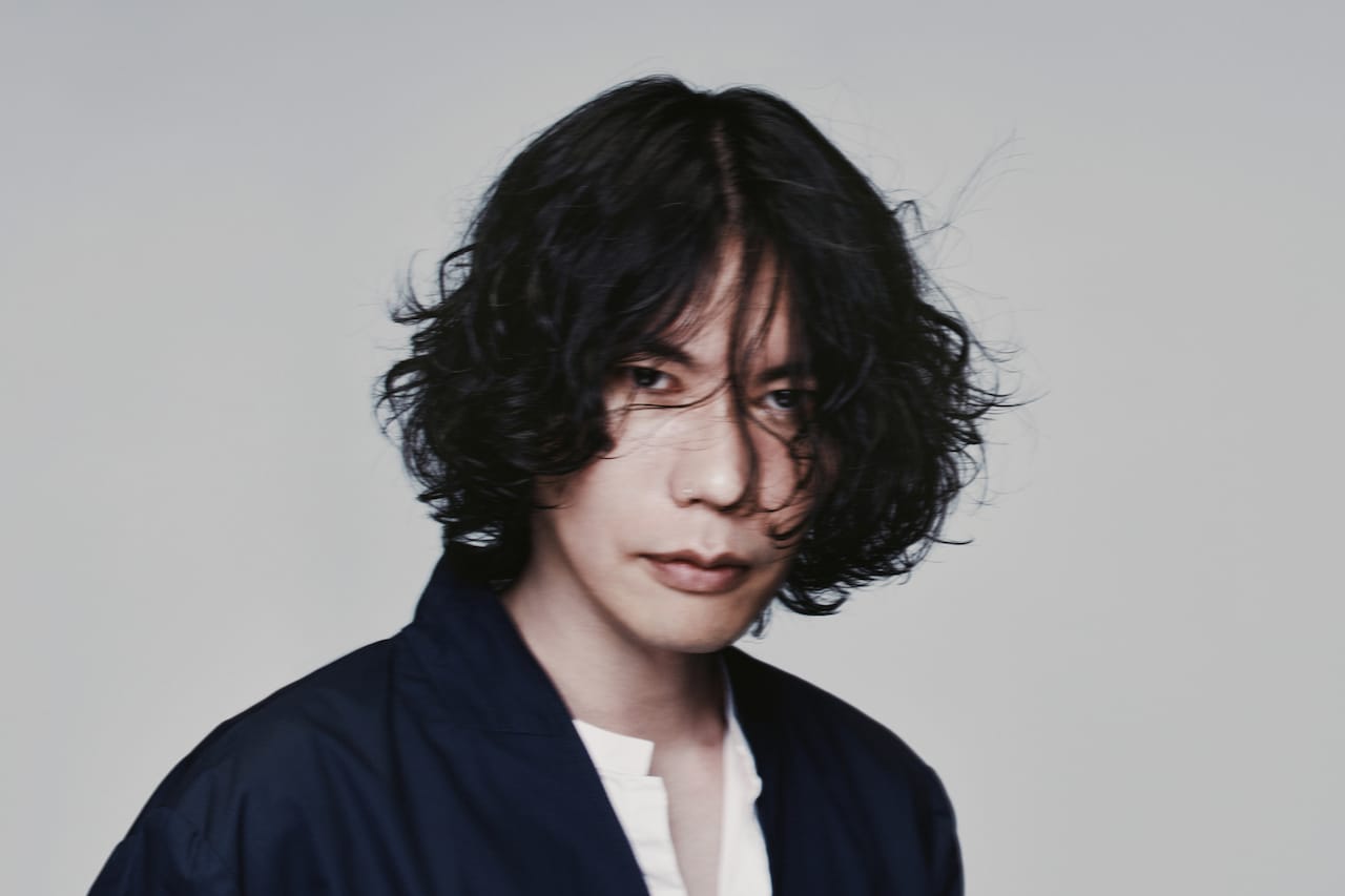 米津玄師の新たなアーティスト写真。（Photo by Yohji Uchida）