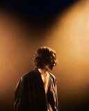 米津玄師の新たなアーティスト写真。（Photo by Yohji Uchida）