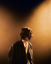 米津玄師「キングダム」主題歌配信日決定、新たなアーティスト写真を3枚公開