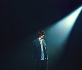 米津玄師の新たなアーティスト写真。（Photo by Yohji Uchida）
