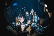 開演前に円陣を組むINUWASI。（撮影：真島洸）