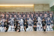 自身のパネルと記念撮影するINUWASI。（撮影：真島洸）