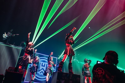 「INUWASI BAND SET 東名阪 LIVE TOUR 2026〝狗鷲昊閃〟」ファイナル公演の様子。（撮影：真島洸）