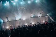 客席に向かって深々と頭を下げるINUWASI。（撮影：真島洸）