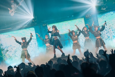 「INUWASI BAND SET 東名阪 LIVE TOUR 2026〝狗鷲昊閃〟」ファイナル公演の様子。（撮影：真島洸）