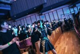 客席を歩きながら歌うINUWASIメンバー。（撮影：真島洸）