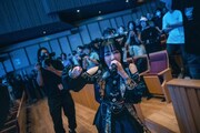 客席を歩きながら歌うINUWASIメンバー。（撮影：真島洸）