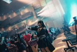 客席を歩きながら歌うINUWASIメンバー。（撮影：真島洸）
