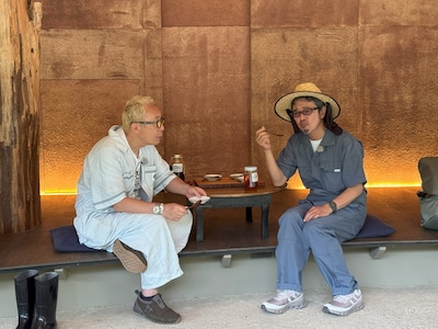 所ジョージと奥田民生。「所さんの目がテン！」の特別企画「かがくの里特別編 所ジョージ・奥田民生 里の母屋にお泊まりSP！」より。
