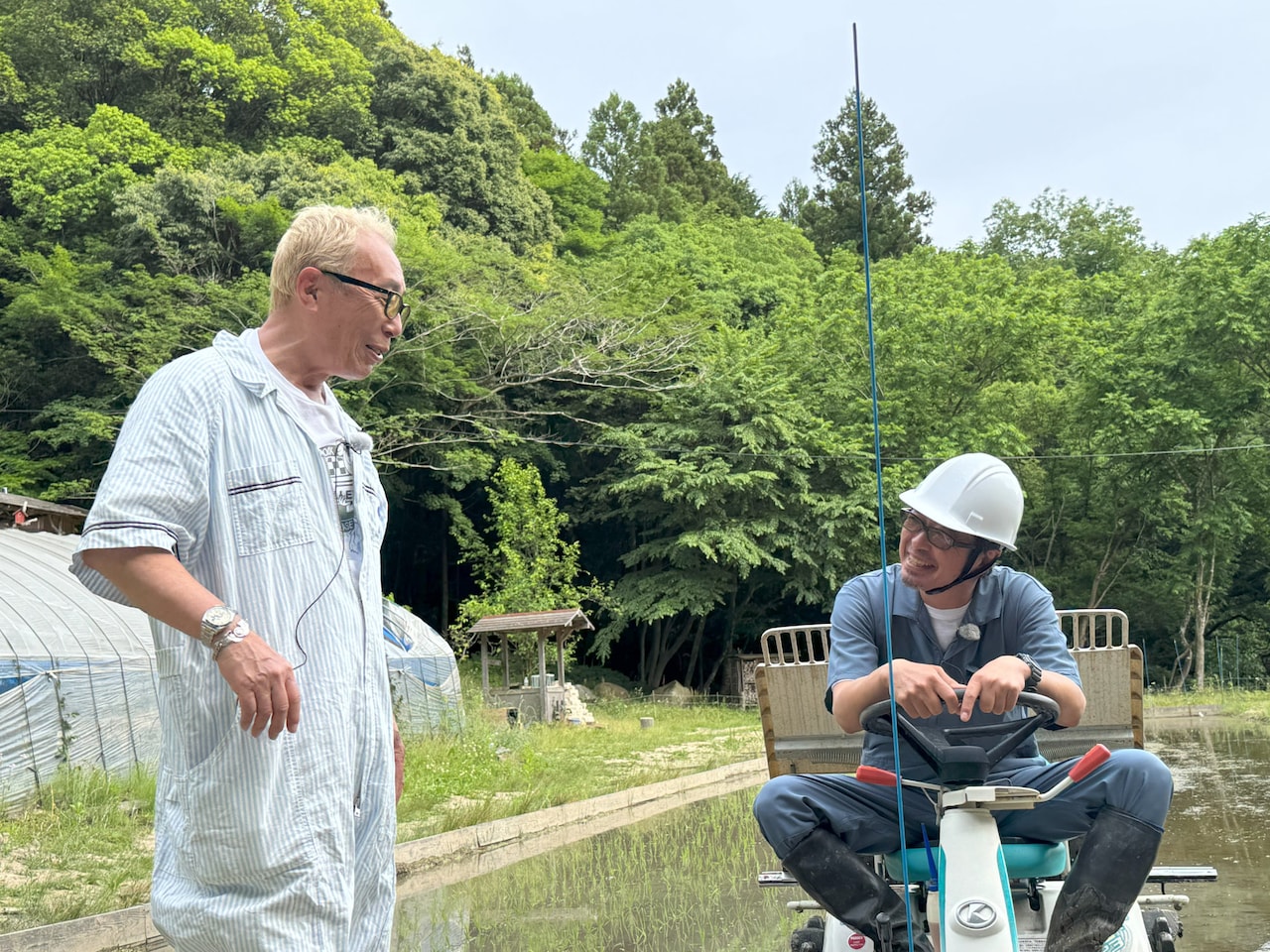 田植えに挑戦する奥田民生（右）。「所さんの目がテン！」の特別企画「かがくの里特別編 所ジョージ・奥田民生 里の母屋にお泊まりSP！」より。