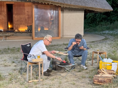 所ジョージと奥田民生。「所さんの目がテン！」の特別企画「かがくの里特別編 所ジョージ・奥田民生 里の母屋にお泊まりSP！」より。