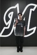 球団ロゴを背負い記念撮影をする沢村玲（ONE N' ONLY）。