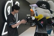 ONE N' ONLYのタオルを持って沢村玲（左）の激励に駆け付けたリーンちゃん（右）。