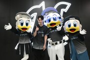 リーンちゃん、マーくん、ズーちゃんと記念撮影をする沢村玲（ONE N' ONLY）。