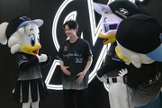 リーンちゃん（左）に「緊張してる？」と聞かれる沢村玲（中央 / ONE N' ONLY）。
