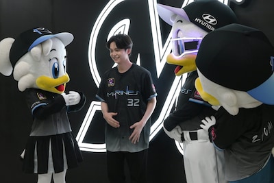 リーンちゃん（左）に「緊張してる？」と聞かれる沢村玲（中央 / ONE N' ONLY）。