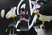 沢村玲（中央 / ONE N' ONLY）の肩を叩いて激励するリーンちゃん（左）。