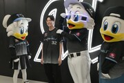沢村玲（中央左 / ONE N' ONLY）の緊張をほぐすマーくん（中央右）。