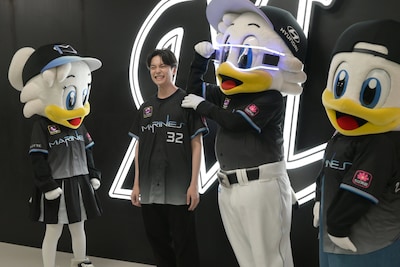 沢村玲（中央左 / ONE N' ONLY）の緊張をほぐすマーくん（中央右）。