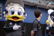 沢村玲（ONE N' ONLY）の緊張ぶりをカメラにお知らせするマーくん。