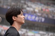 スタジアムを見つめる沢村玲（ONE N' ONLY）。