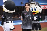 ベンチに戻る選手たちから激励を受ける沢村玲（ONE N' ONLY）。