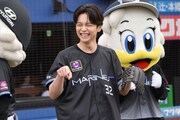 選手たちの激励に笑顔を見せる沢村玲（ONE N' ONLY）。