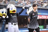 名前を呼ばれ、マウンドに向かう沢村玲（ONE N' ONLY）。