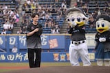 マーくんやズーちゃんから激励を受ける沢村玲（ONE N' ONLY）。