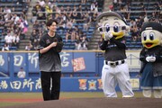 マーくんやズーちゃんから激励を受ける沢村玲（ONE N' ONLY）。
