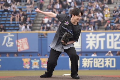 右腕をぐるぐると回す沢村玲（ONE N' ONLY）。