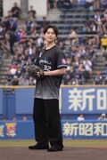 沢村玲（ONE N' ONLY）の投球の様子。