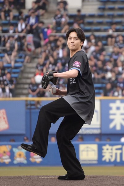 沢村玲（ONE N' ONLY）の投球の様子。