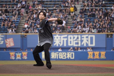 沢村玲（ONE N' ONLY）の投球の様子。