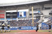 マリーンズファンの拍手の中、グラウンドを去る沢村玲（ONE N' ONLY）。