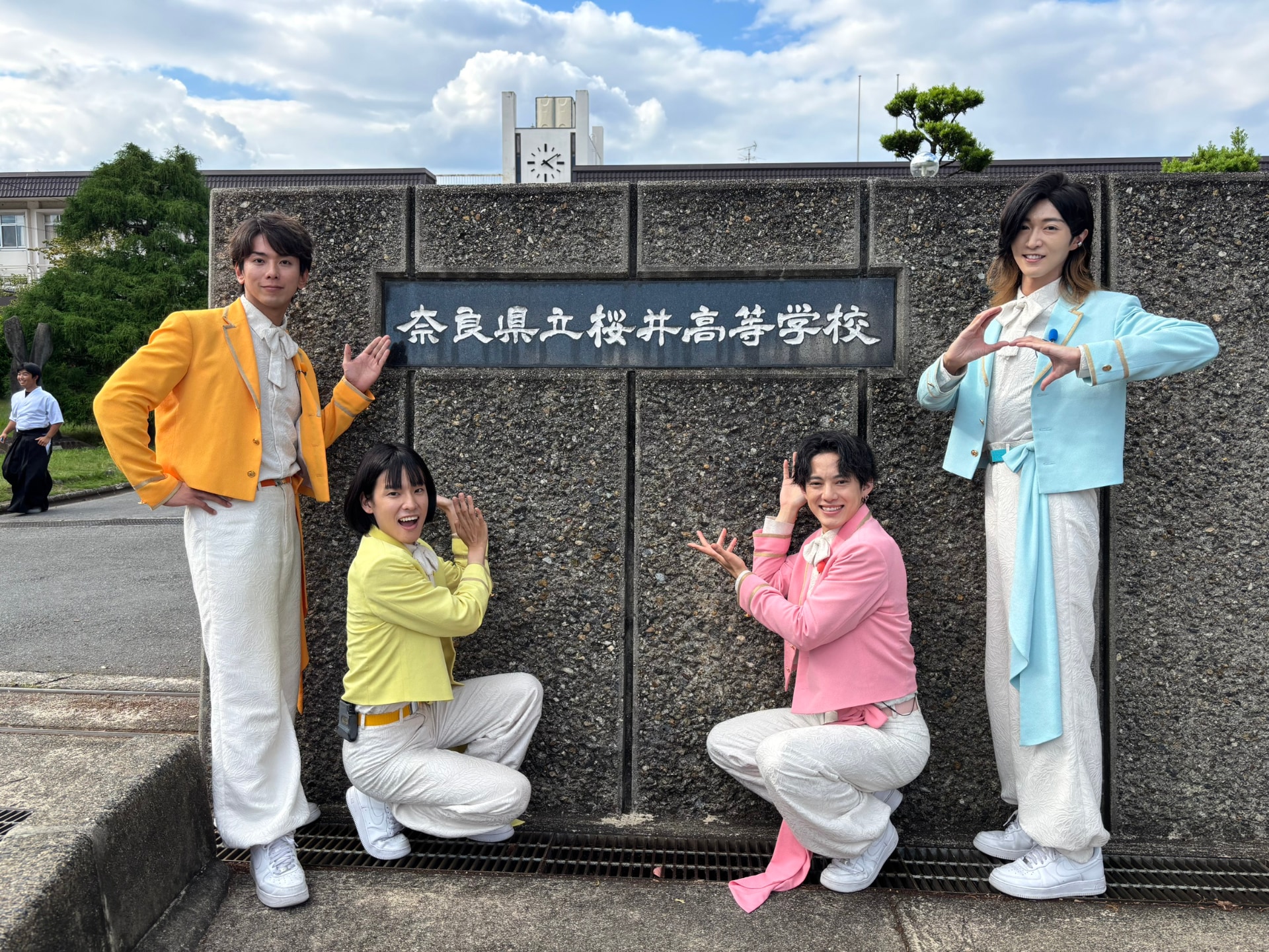 モナキが高校に潜入、巨大流しそうめんに挑戦する生徒たちをあの曲で応援