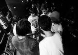 舞台裏でのSuchmos。