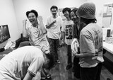舞台裏でのSuchmos。