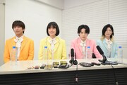 「冠モナキ」囲み取材会の様子。