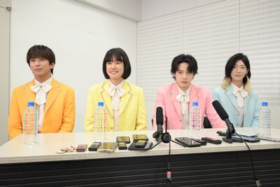 「冠モナキ」囲み取材会の様子。