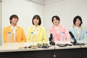 「冠モナキ」囲み取材会の様子。