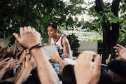 NIKEのエア フォース 1を本当に無料で配布、eydenが500人のファンと交流