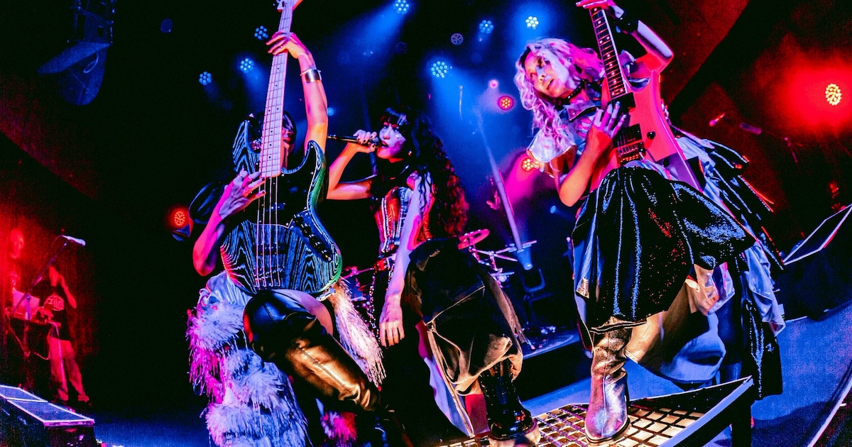 Zilqy tampil live di panggung – momen penuh energi dari konser terbaru mereka