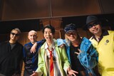 MONKEY MAJIKに囲まれるSKRYU。