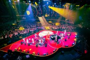 小泉今日子「KK60 ～コイズミ記念館～ KYOKO KOIZUMI TOUR 2026」日本武道館公演の様子。