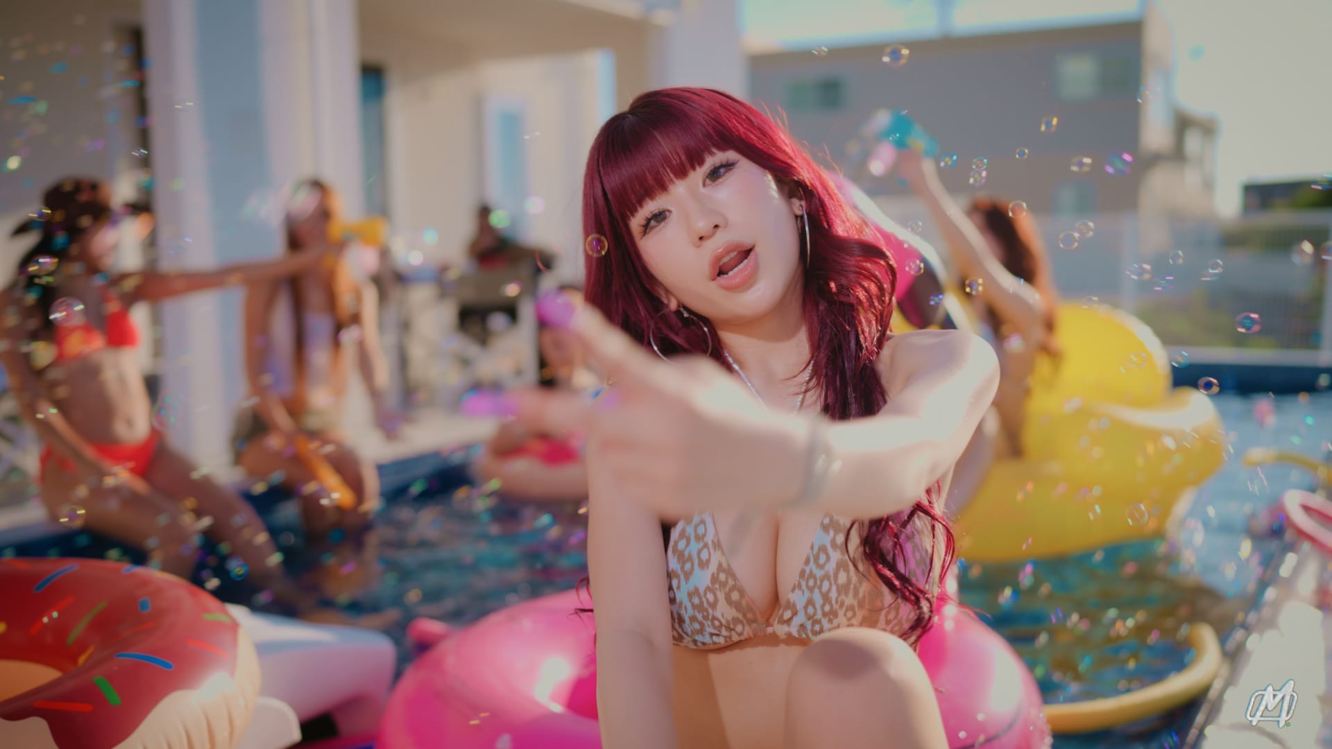 ManakaがDADA迎えた新曲「Summer Time」MV公開、まぶしくて少し危うい夏を表現