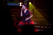 中森明菜バースデー公演でヒット曲を連発、サプライズのお祝いに笑顔